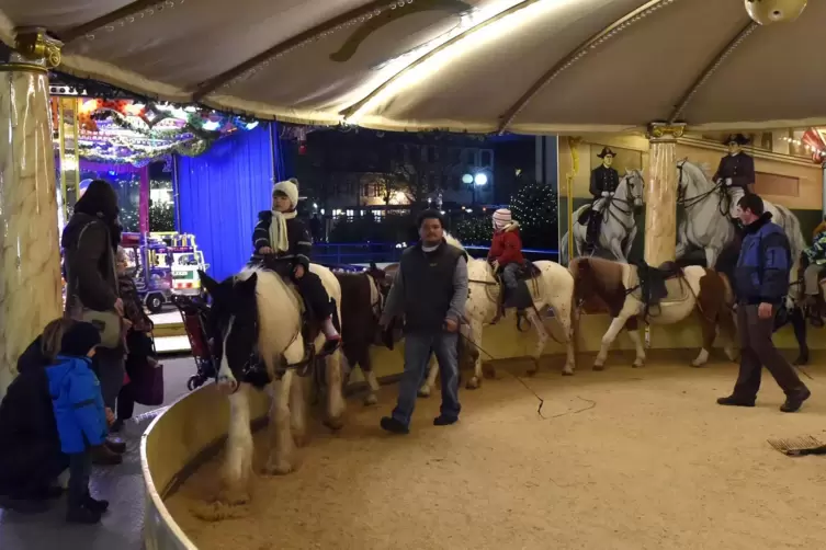 Beim Weihnachtsmarkt wieder dabei: die Ponyreitbahn.