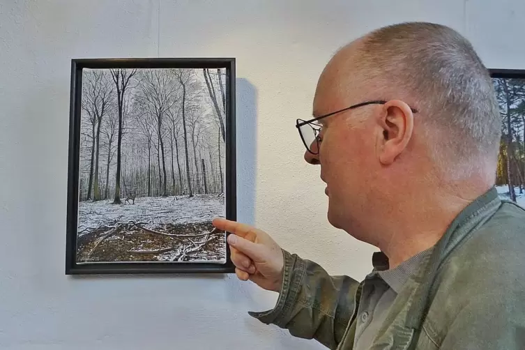Stefan Danecki mit einem seiner neuen Bilder aus der Serie „Wald“.