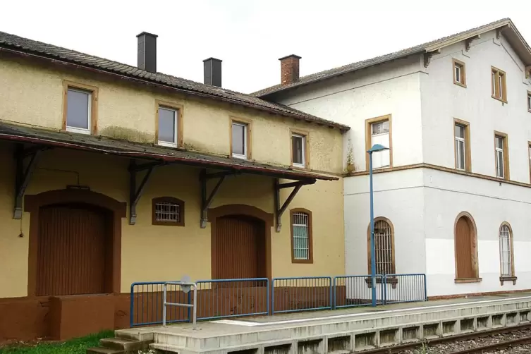 Wenig ansehnlich präsentierte sich über viele Jahre das Winnweilerer Bahnhofsgebäude. Nach den neuen Gestaltungsplänen der Ortsg