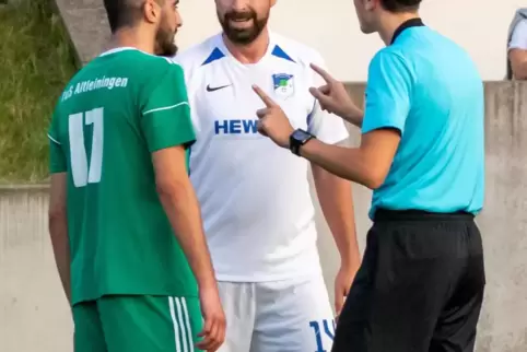 Christian Liginger (Mitte) mit Erik Tuttobene in einem Spiel in Altleiningen. Schiedsrichter Tim Schmöller (rechts) holte die be