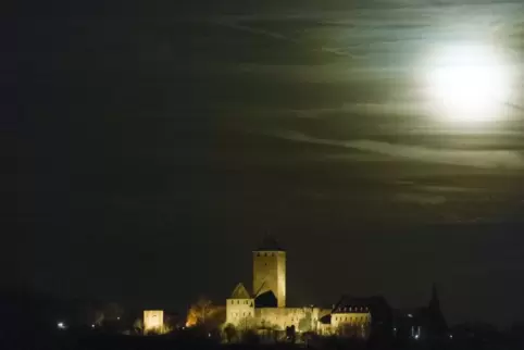 Bild aus vergangenen Tagen: Der Mond darf die Lichtenburg noch beleuchten. Die Strahler aber sind inzwischen erloschen. 