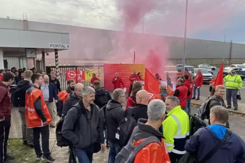 „Wir meinen es mit unserer Forderung ernst“ – so lässt sich die kurze Kundgebung vor dem Opel-Portal 4 zusammenfassen.