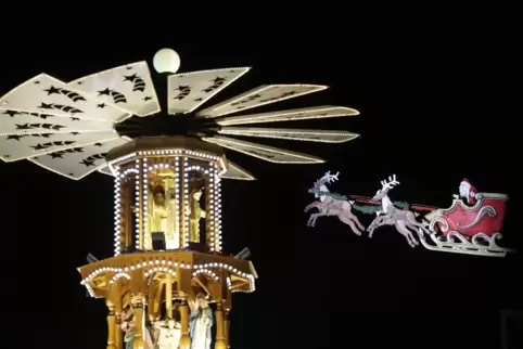 Der fliegende Weihnachtsmann kehrt nach Karlsruhe zurück. 