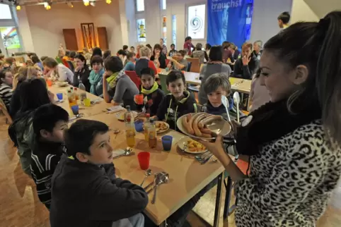 Bei der Kindervesperkirche wird Schülern im „Gasthaus des Lebens“ unter anderem ein warmes Essen serviert.