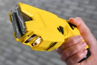 Ein Distanzelektroimpulsgerät, besser bekannt als Taser. 