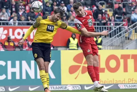  Ein Bild aus der Vorsaison: Daniel Hanslik (rechts) im Spiel gegen die U23 von Borussia Dortmund. 
