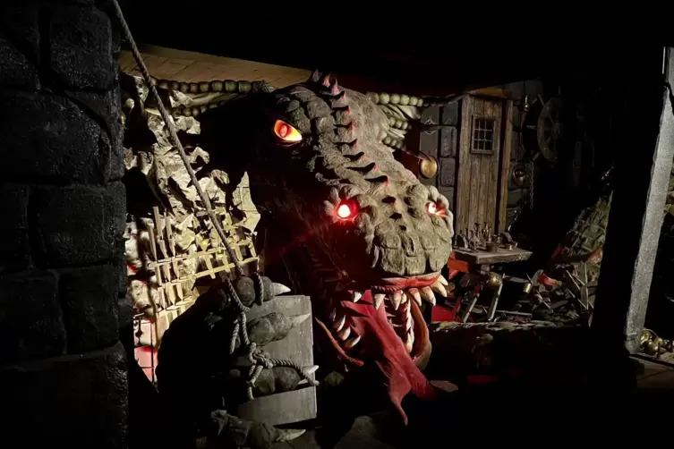 Auch ein Drache ist zu haben, derzeitiges Gebot: 800 Euro.