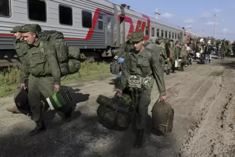 Russische Rekruten gehen auf einem Bahnhof in Prudboi in der Region Wolgograd zum Zug. 