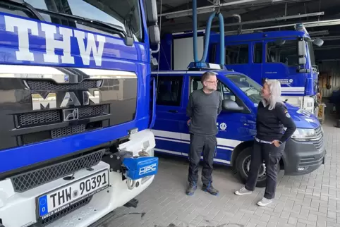 Ortsverbandschef Gerald Hirsch im Gespräch mit der THW-Pressebeauftragten Ann Christin Ochs in der Fahrzeughalle an der Ludwigsh
