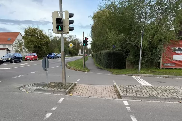 Engstelle: Radfahrer und Fu&szlig;g&auml;nger m&uuml;ssen sich derzeit eine schmale Furt &uuml;ber die Einm&uuml;ndung teilen.