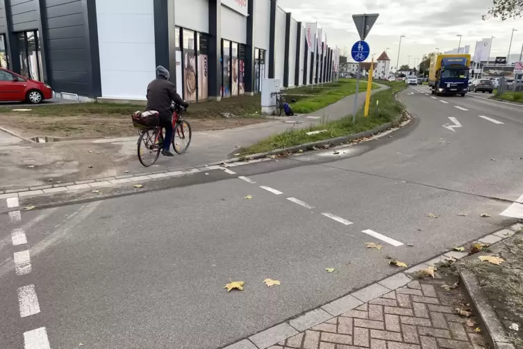 Gefahrenpunkt: Die Rechtsabbiegespur auf den Rewe-Parkplatz wird laut Stadtverwaltung &bdquo;entschleunigt&ldquo; und eine erh&auml;lt eine eigen