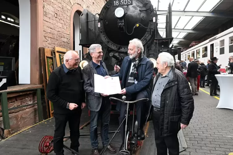 Hatten im Pfalzbahnmuseum Spaß zusammen (von links): Reinhard Winkler, Ralf Rudolph, Kulturstaatssekretär Jürgen Hardeck und Hor
