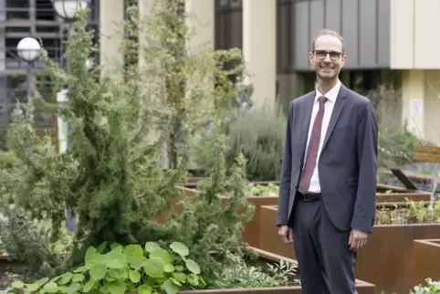 Lud in den Innenhof mit Kräutergarten: Thorsten Hemmer, neuer Geschäftsführer des Westpfalz-Klinikums.