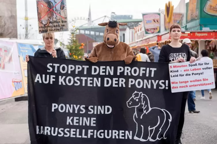 Der Einsatz von Ponys auf Volksfesten sorgt immer wieder für Proteste von Tierschützern, wie hier 2016 in Hamburg. 