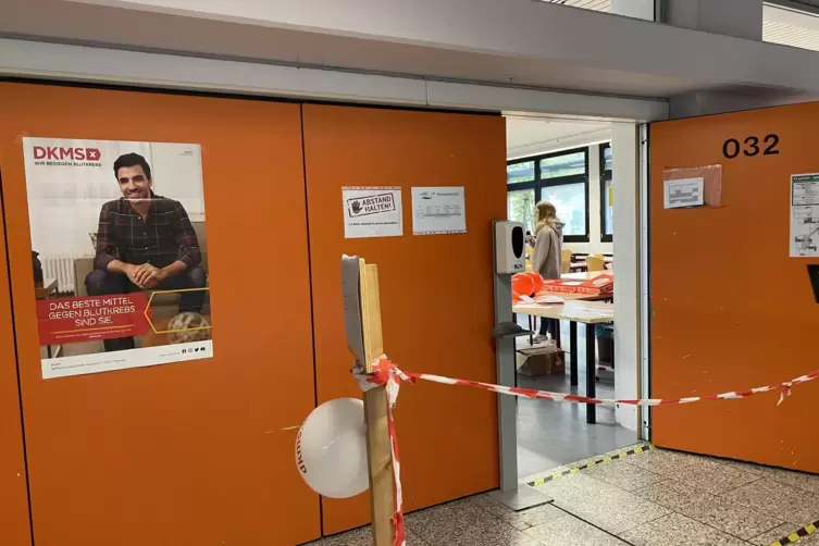 In der Mensa k&ouml;nnen sich die Sch&uuml;ler registrieren lassen.