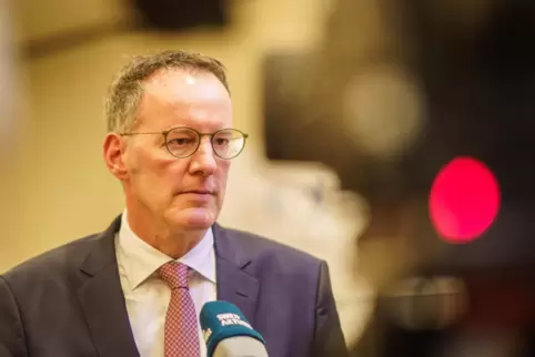 Innenminister Michael Ebling (SPD) hat die Aufklärung zu spät oder noch nicht gelieferter Akten aus der Flutnacht an einen Revis