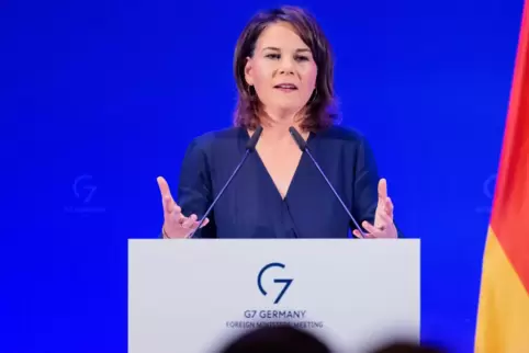 Außenministerin Annalena Baerbock wirft Wladimir Putin vor, die Ukraine „in Dunkelheit und Kälte“ zu bomben.