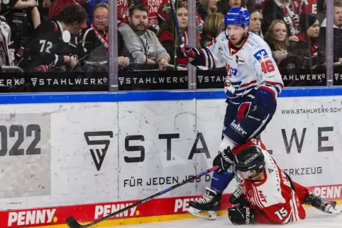 Torschützen unter sich: Louis-Marc Aubry von den Kölner Haien versucht Adler Matt Donovan zu stoppen. 