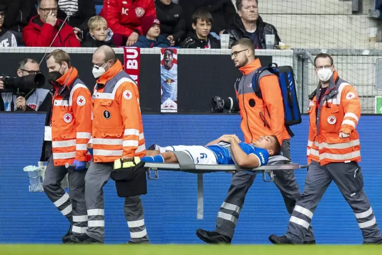 TrauermarschDer verletzte Grischa Pr&ouml;mel verl&auml;sst auf der Trage das Spielfeld. Dies ist das WM-Aus f&uuml;r den Hoffenheimer Mittelfe