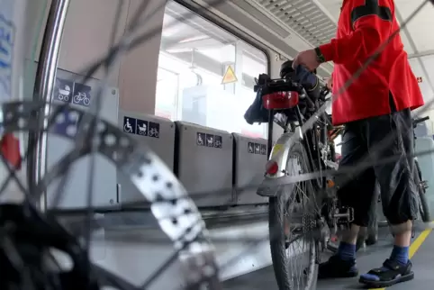 Beim neuen 49-Euro-Ticket im Nah- und Regionalverkehr ist keine kostenlose Fahrradmitnahme geplant. 
