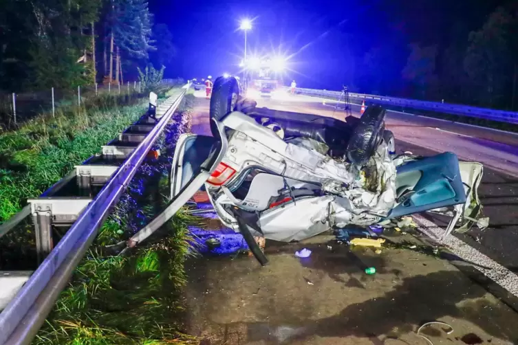 Ein 24 Jahre alter Mann ist bei dem Zusammenstoß zweier Autos auf der Autobahn 5 im Kreis Karlsruhe tödlich verletzt worden. 