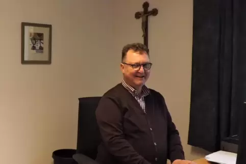 Schreibtischarbeit nimmt ein Großteil der Zeit des leitenden Pfarrers Stephan Petri ein. Trotzdem nimmt er sich immer gerne Zeit