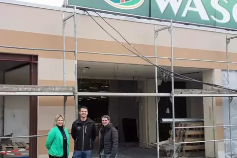 In den nächsten Tagen werden Glasfassade und Automatiktüren am Eingang des Wasgaumarktes Husterhöhe eingebaut. Im Bild von links