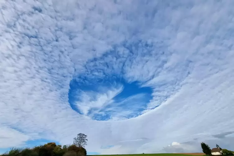 Das Wolkenphänomen „Hole Punch Cloud“ über Rülzheim am Samstag – aufgenommen von RHEINPFALZ-Leserin Kerstin-Isabella Dreyer. 