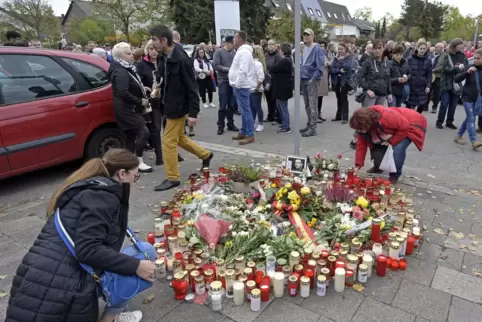 Große Betroffenheit: Gedenken an die Opfer der Messerattacke in Oggersheim. 