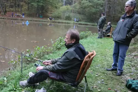 Geduld gefragt: Beim Abfischen am Entenweiher nahe Frohnhofen haben sich am Samstag gut zehn Vereinsmitglieder beteiligt, unter 