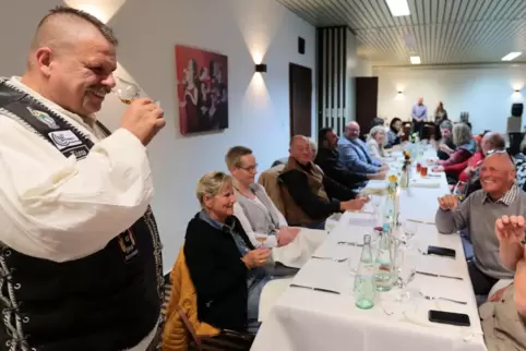 B.A.M.-Vorsitzender Volker Mücke erläutert Geruch und Geschmack des Whiskys.
