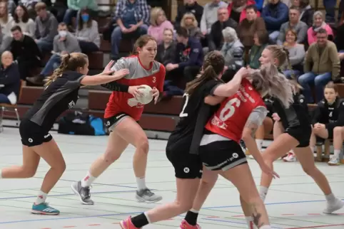 Vor gut besetzten Rängen in der Wasgauhalle rollt der nächste Angriff der FSG Hauenstein/Rodalben über Paula Hack (am Ball), mit