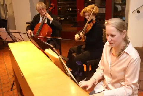 Crossover im Kulturzentrum Kübelberg: von links Hans Nasshan, Susanne Kemner und Pianistin Jessica Riemer, die mit einer Eigenko