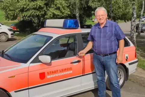 Rudi Götz wurde ein ausgesondertes Fahrzeug der Feuerwehr Leipzig zur Verfügung gestellt, damit er im Schadensgebiet mobil ist. 