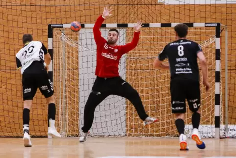 Mundenheims Yannick Treiber (links) kommt nicht an Dandenbergs Torwart Michel Fiedler vornei. 