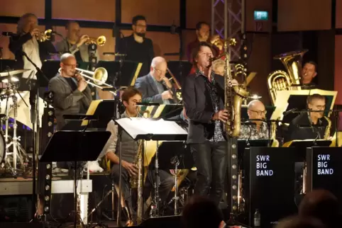 Dirigent Magnus Lindgren war im Konzert der SWR-Bigband als virtuoser Bläser zu erleben.