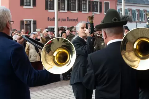 Startsignal am Hubertusmesse-Samstag: großer Hörnerklang vor dem Dom.