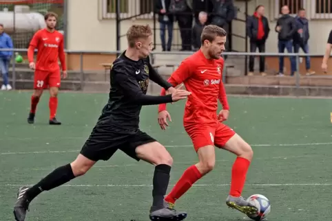 Der Seebacher Bastian Kessler (rotes Trikot) hatte mit seinen Gegenspielern aus Geinsheim so einige Mühe. Seinen Mitspielern erg