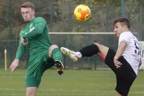Augen zu und durch: Steinbachs Jonas Horst Krautschneider (rechts) im Kampf um den Ball. 