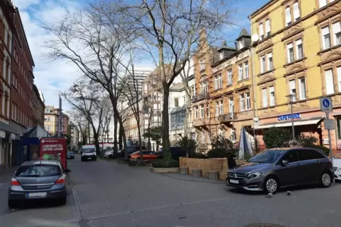 Parkende Autos in der Fußgängerzone Prinzregentenstraße an einem Sonntagmittag Anfang November.