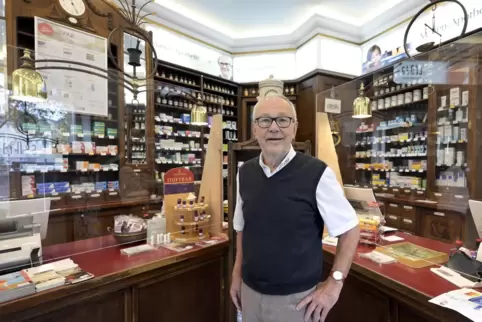 Hält die Tradition am Leben: Wolfgang Müller in seiner Apotheke in Mannheim-Neckarau.