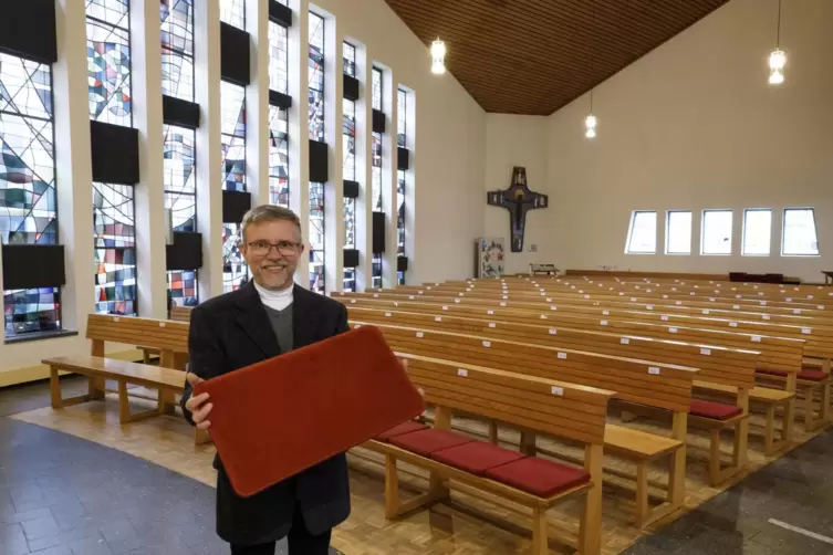 Für die Pauluskirche möchte Pfarrer Karl Graupeter heizbare Sitzkissen anschaffen. 