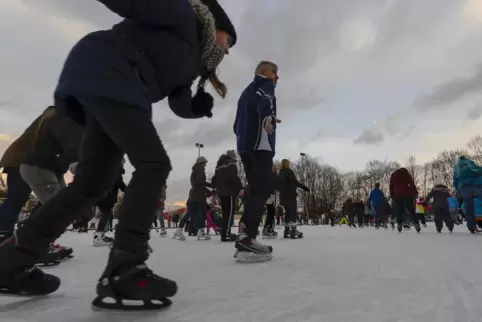 Winterliches Vergnügen: Schlittschuhlaufen im Eisstadion. Derzeit laufen die Kosten für diesen Freizeitspaß jedoch aus dem Ruder