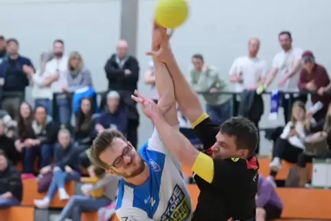 Treffsicher: Fabian Schwarz (links), hier im April beim Spiel gegen Thaleischweiler.