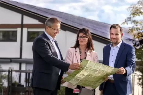 Vor der Reithalle in Neuhofen, auf deren Dach sich die erste Photovoltaik-Anlage des Unternehmens befindet: das Führungsteam der