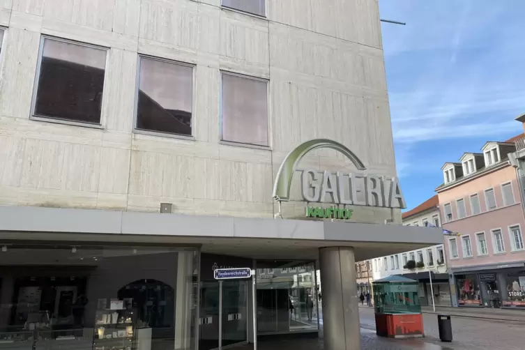 Wieder wird in Speyer gezittert: Die Zukunft der Galeria-Karstadt-Kaufhof-Filiale in der Maximilianstraße ist erneut ungewiss.