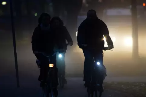 Die Polizisten überprüfen auch Radfahrer, die nicht immer gut erkennbar sind. 