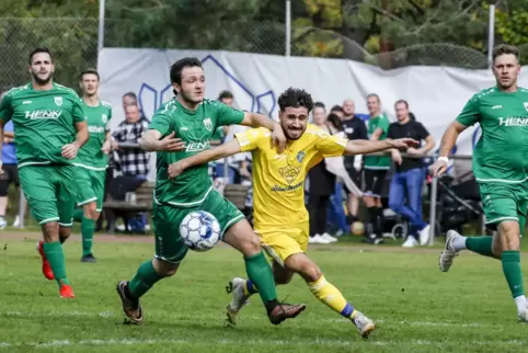 Der SV Katzweiler (in den grünen Trikots, hier gegen Erfenbach) löst den ASV Winnweiler als Tabellenerster ab. 