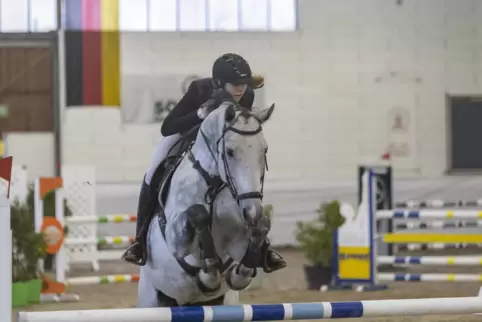 Isabella Juckenhöfel beim Spirngturnier im Landgestüt im Sattel ihres Cento.