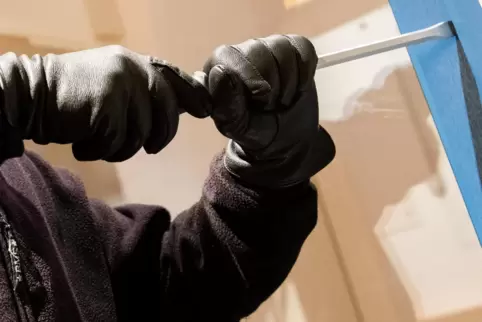 Durch Aufhebeln eines Fensters sind die Einbrecher in eines der beiden Häuser gelangt.